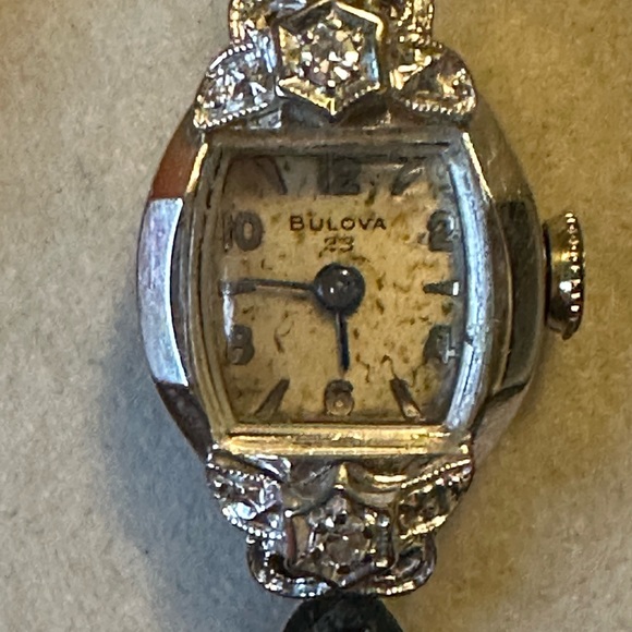 12 ladies watches. 2 are very old, 1 with diamonds and 1...